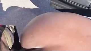 Banging BANGING Thot outside her Momma Abode PUBLIC